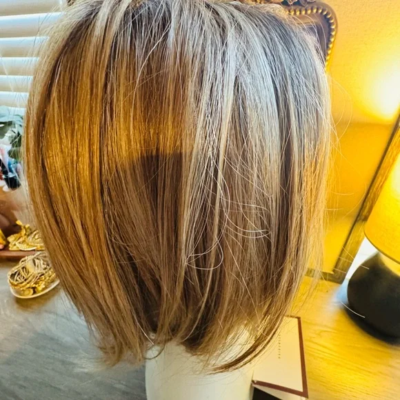 Raquel Welch  Shaded Wheat Cruise Control Women's Wig - Picture 3 of 5